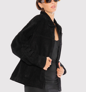 Negro: Campera Ken de gamuza negra Sofia Sarkany, look urbano canchero para mujer con estilo.