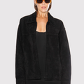 Campera Ken negra de gamuza Sofia Sarkany en modelo mujer con gafas, ideal para un look casual y canchero.