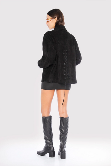 Sofia Sarkany Campera Ken negra de gamuza con espalda lazada. Modelo femenino y elegante para mujer, estilo moderno.