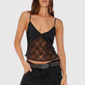 Top Oni Sofia Sarkany negro de satén y encaje lencero, ideal para un look canchero y sofisticado.