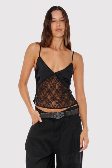 Top Oni Sofia Sarkany negro de satén y encaje lencero, ideal para un look canchero y sofisticado.