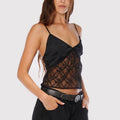 Top Oni negro Sofia Sarkany, breteles finos, escote V y encaje. Un look sofisticado y super canchero.