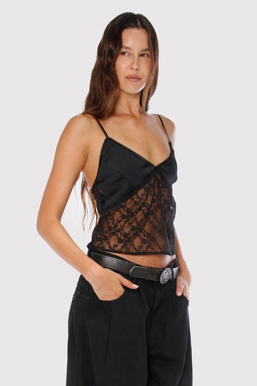 Top Oni negro Sofia Sarkany, breteles finos, escote V y encaje. Un look sofisticado y super canchero.