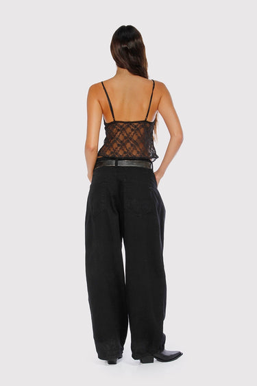 Top Oni Sofia Sarkany de encaje negro visto de espalda. Un look canchero con pantalón ancho para vos.