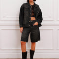Campera Plar denim negra gastada Sofia Sarkany. Look urbano canchero con shorts y botas.
