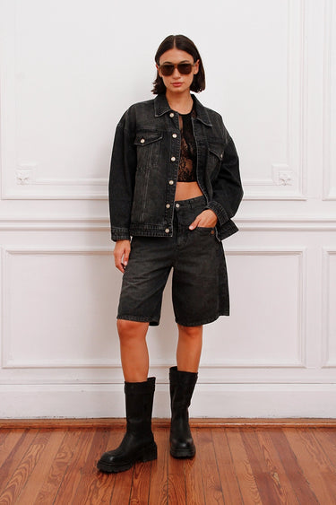 Campera Plar denim negra gastada Sofia Sarkany. Look urbano canchero con shorts y botas.
