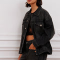 Campera Plar denim Sofia Sarkany, negra oversized. Look canchero para mujer con jeans y anteojos de sol.