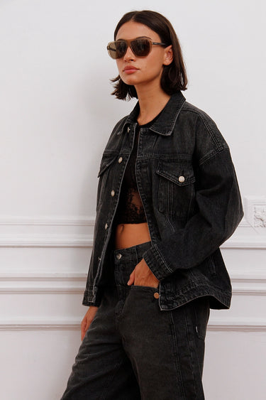 Campera Plar denim Sofia Sarkany, negra oversized. Look canchero para mujer con jeans y anteojos de sol.