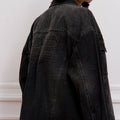 Campera Plar negra Sofia Sarkany de jean lavado, oversized, con bordado canchero en la espalda. Ideal para vos.