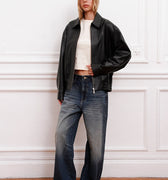 Sofia Sarkany Campera Rume negra bomber de cuero, con cuello y cierres, en un look canchero con jeans de mujer. Moda urbana.