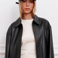 Gorra Kime Sofia Sarkany azul oscuro con letras blancas. Look urbano canchero con campera de cuero.