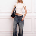 Modelo con Jean Strap ancho Sofia Sarkany, denim azul tiro medio. Un look canchero y cómodo para vos.