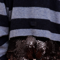 Short Lula negro con lentejuelas brillosas y buzo rayado azul de Sofia Sarkany. ¡Un look canchero!