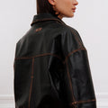 Campera Traf negra Sofia Sarkany, estilo oversize con costuras marrones y efecto gastado. Ideal para mujer.