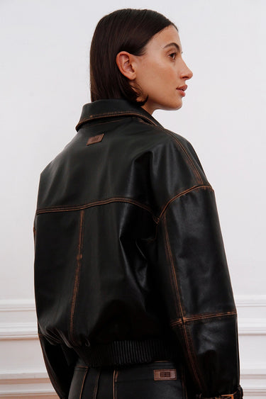 Campera Traf negra Sofia Sarkany, estilo oversize con costuras marrones y efecto gastado. Ideal para mujer.