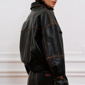 Campera Traf Sofia Sarkany negra oversize con costuras contrastantes marrones, look moderno. Indumentaria femenina.