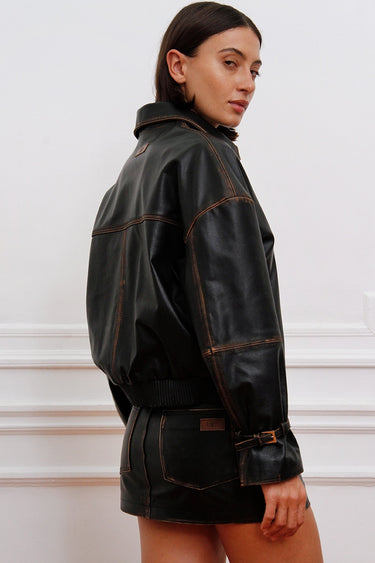Campera Traf Sofia Sarkany negra oversize con costuras contrastantes marrones, look moderno. Indumentaria femenina.