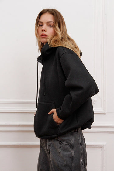 Buzo Sure negro Sofia Sarkany, modelo con hoodie oversize canchero, un look urbano y cómodo.