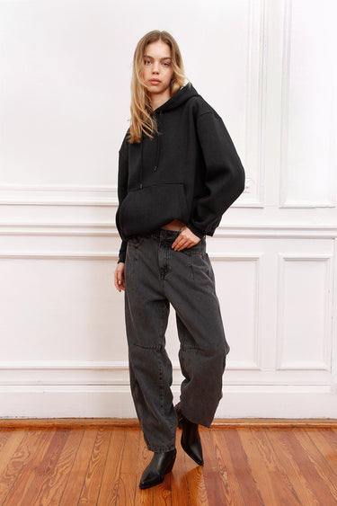 Buzo Sure negro oversized Sofia Sarkany. Modelo con look urbano moderno, super canchero y cómodo.