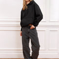 Buzo Sure negro oversized Sofia Sarkany. Modelo con look urbano moderno, super canchero y cómodo.