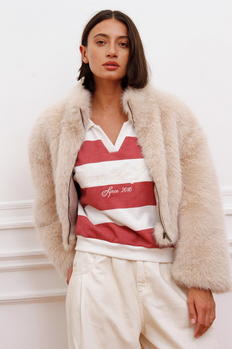 Campera Pali Sofia Sarkany color nude de piel sintética, combinada con un buzo rayado, para un look canchero y abrigado.