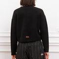 Sweater Bonn negro Sofia Sarkany en modelo de espalda. Pullover de lana, cómodo y canchero para tu look diario.