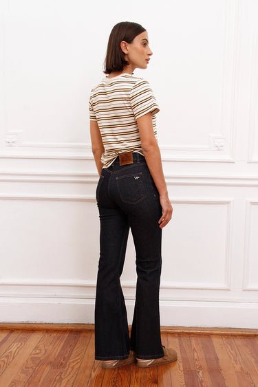 Jean Klue Sofia Sarkany. Una mina luciendo el jean oxford oscuro de atrás, realzando su figura. Tenés que tenerlo.