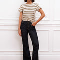 Jean Klue Sofia Sarkany: Modelo con jean flare oscuro de tiro alto, combinando con remera rayada, ideal para tu outfit.