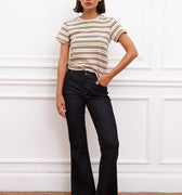Jean Klue Sofia Sarkany: Modelo con jean flare oscuro de tiro alto, combinando con remera rayada, ideal para tu outfit.