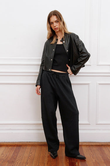 Campera Alo negra Sofia Sarkany, campera de cuero sintético corta con botones plateados, para un look urbano chic, moda mujer.