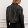 Campera Alo negra de cuero Sofia Sarkany vista desde atrás, diseño minimalista con cierres en los puños. Canchera para vos.