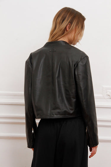 Campera Alo negra de cuero Sofia Sarkany vista desde atrás, diseño minimalista con cierres en los puños. Canchera para vos.