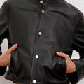 Campera Alo negra Sofia Sarkany de cuero cropped, con botones plateados. Ideal para look urbano y canchero.