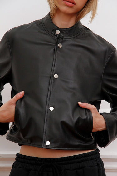 Campera Alo negra Sofia Sarkany de cuero cropped, con botones plateados. Ideal para look urbano y canchero.