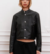Campera Alo de cuero negra Sofia Sarkany, diseño cropped con botones blancos. Abrigo urbano para vos.