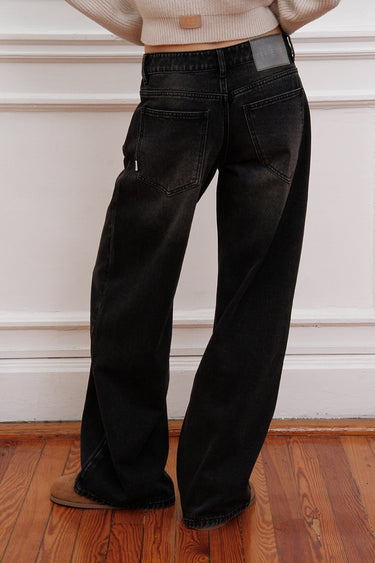 Jean Kip oscuro de Sofia Sarkany, estilo wide leg, detalle de bolsillos traseros, perfecto para un look canchero.