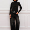 Sofia Sarkany Body Grex negro manga larga, look moderno con jeans wide leg. Ideal para salir.