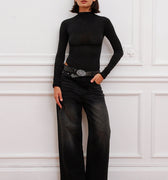 Sofia Sarkany Body Grex negro manga larga, look moderno con jeans wide leg. Ideal para salir.