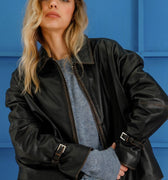 Campera Traf Sofia Sarkany negra, diseño canchero de cuero con cierres y hebillas en los puños. Ideal para vos.